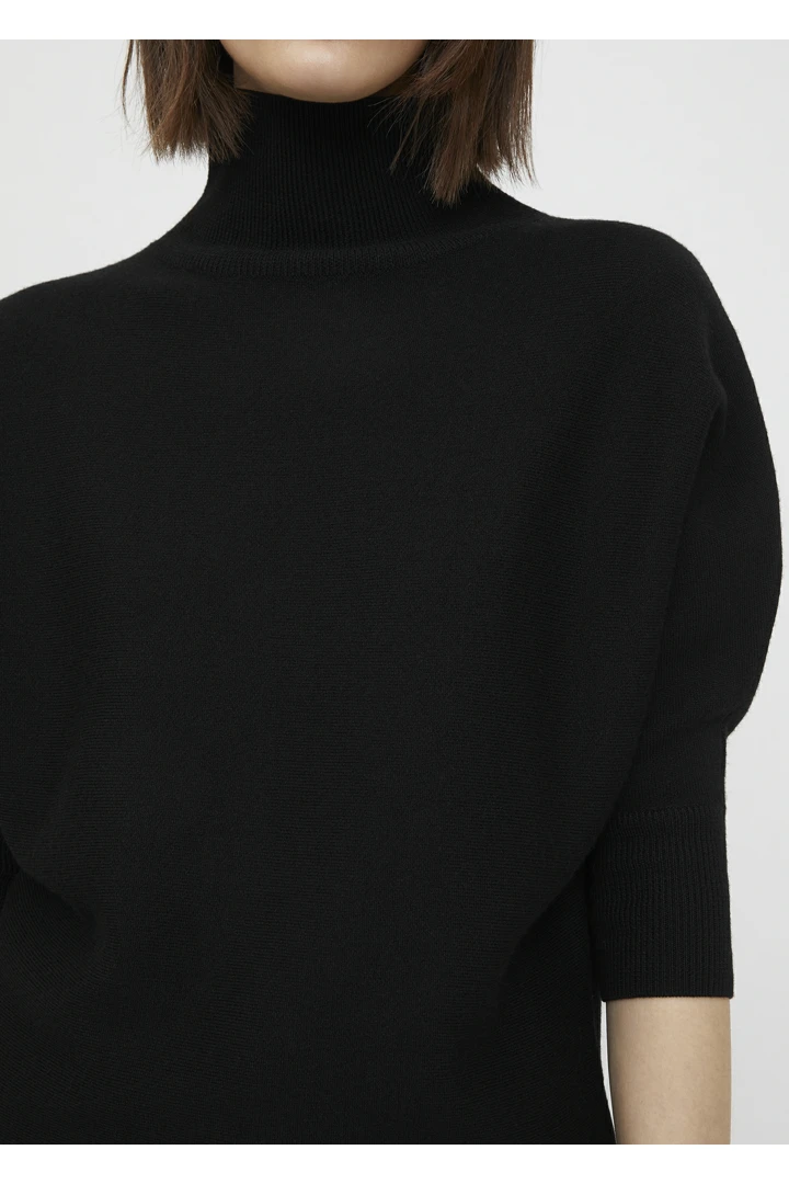TOTEME 빌로잉 터틀넥의 블랙컬러 3번쨰 이미지입니다.