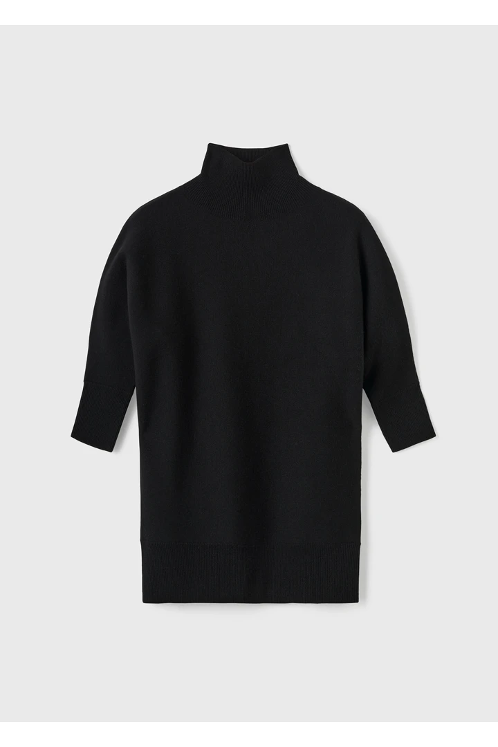 TOTEME 빌로잉 터틀넥의 블랙컬러 4번쨰 이미지입니다.