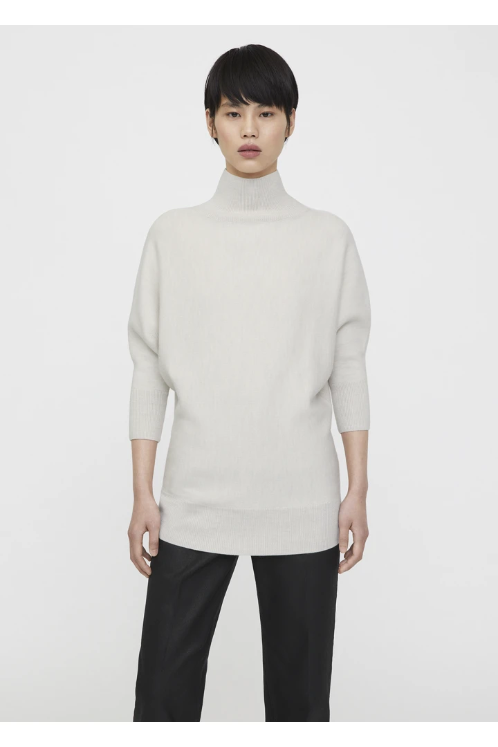 TOTEME 빌로잉 터틀넥의 본컬러 1번쨰 이미지입니다.