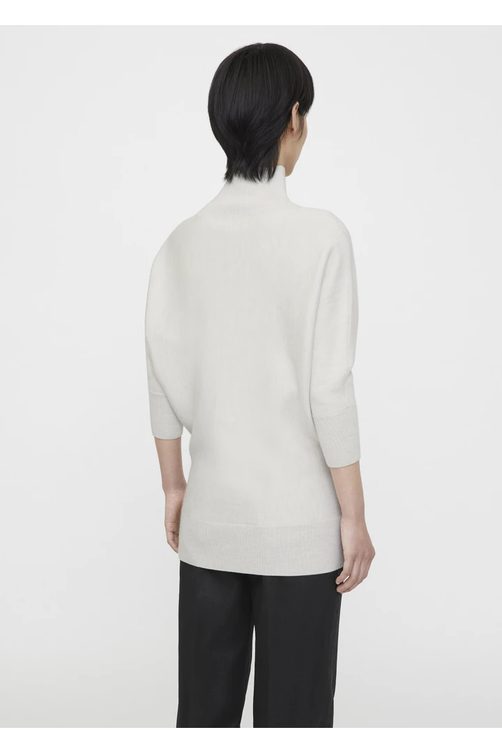TOTEME 빌로잉 터틀넥의 본컬러 2번쨰 이미지입니다.