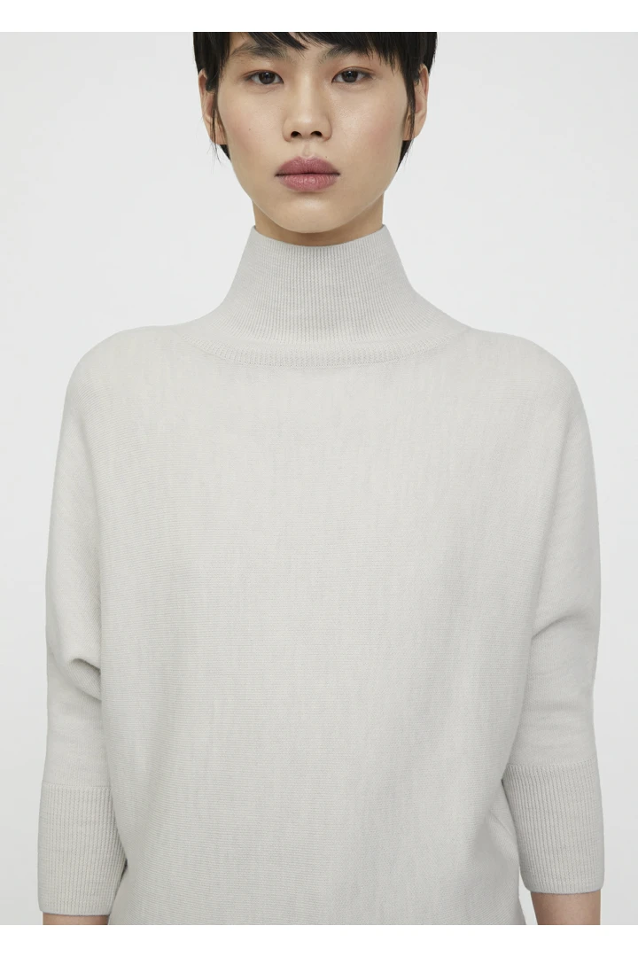 TOTEME 빌로잉 터틀넥의 본컬러 3번쨰 이미지입니다.