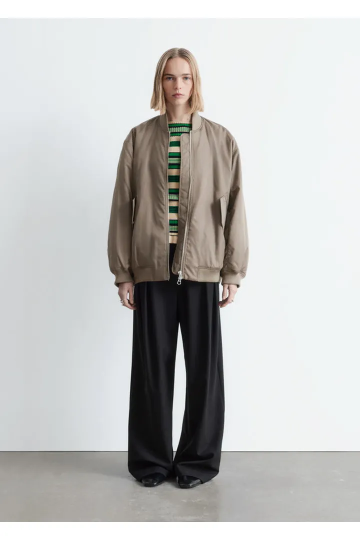 앤아더스토리즈 롱 보머 자켓의 카키 그린컬러 ECOMLook입니다.