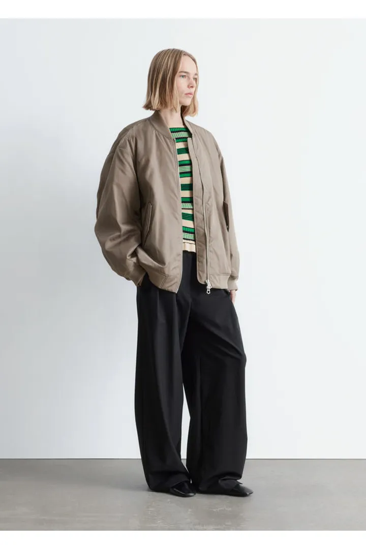 앤아더스토리즈 롱 보머 자켓의 카키 그린컬러 ECOMLook입니다.