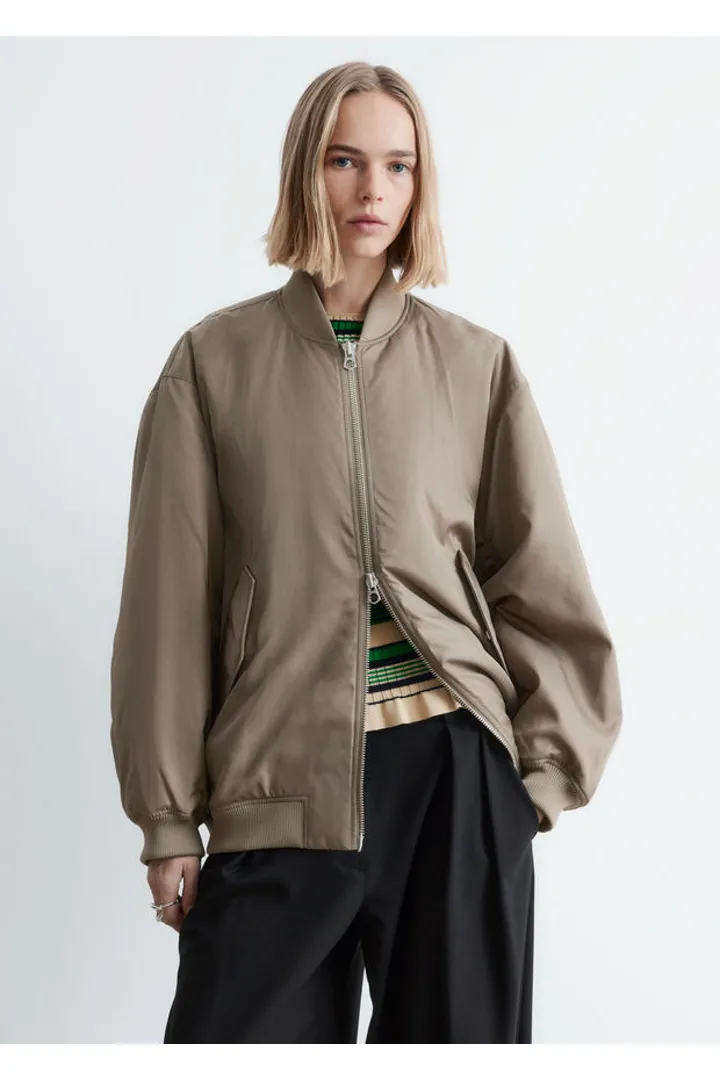 앤아더스토리즈 롱 보머 자켓의 카키 그린컬러 ECOMLook입니다.