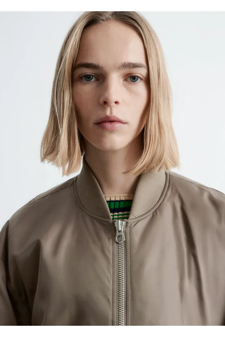 앤아더스토리즈 롱 보머 자켓의 카키 그린컬러 ECOMLook입니다.