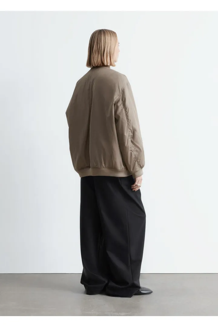 앤아더스토리즈 롱 보머 자켓의 카키 그린컬러 ECOMLook입니다.