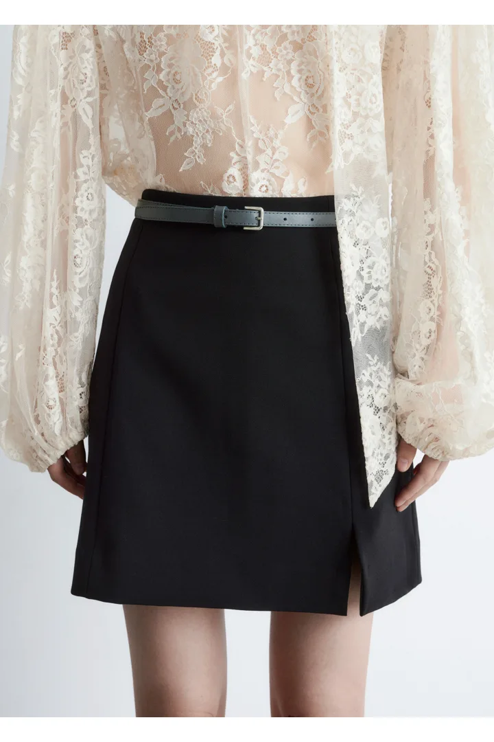 앤아더스토리즈 하이 웨이스트 미니 스커트의 블랙컬러 ECOMLook입니다.