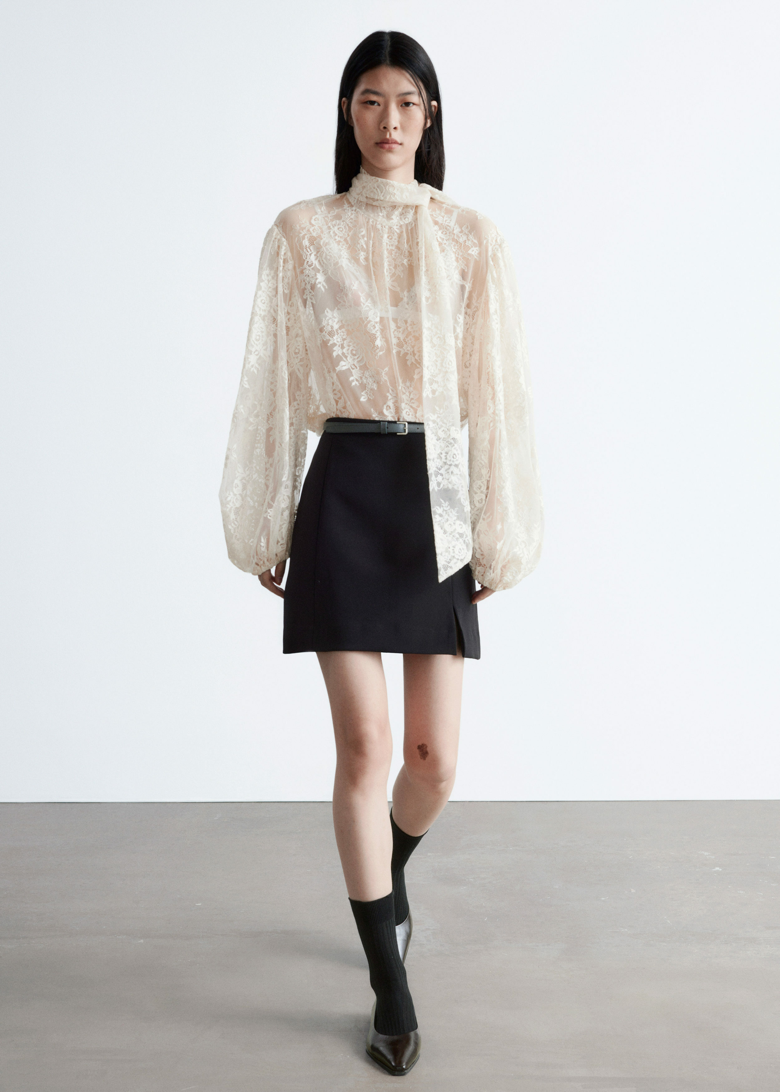 앤아더스토리즈 하이 웨이스트 미니 스커트의 블랙컬러 ECOMLook입니다.