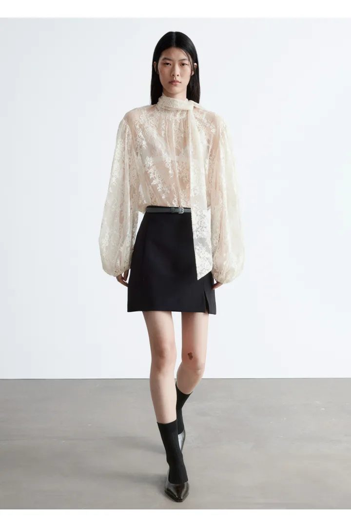 앤아더스토리즈 하이 웨이스트 미니 스커트의 블랙컬러 ECOMLook입니다.