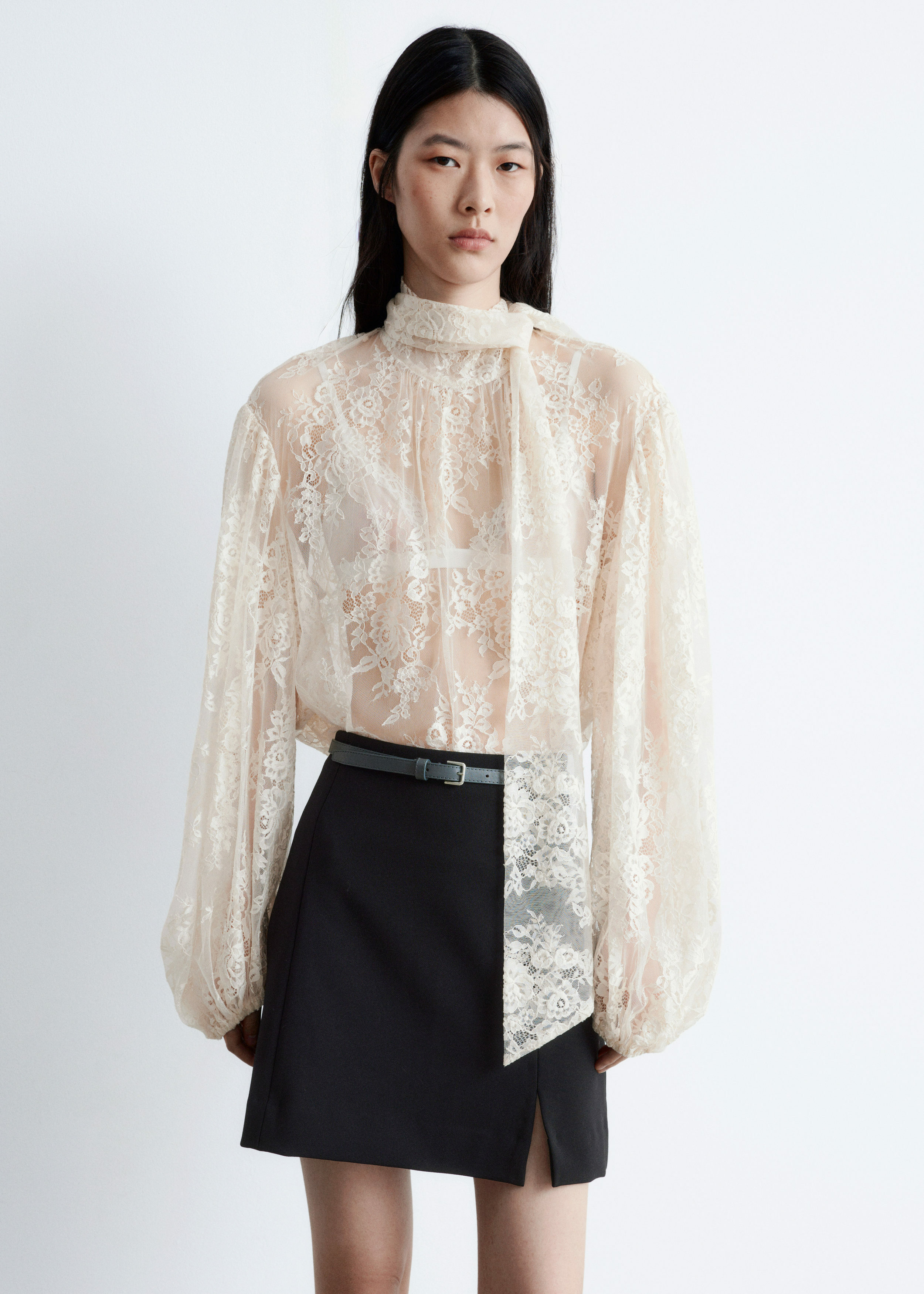 앤아더스토리즈 하이 웨이스트 미니 스커트의 블랙컬러 ECOMLook입니다.