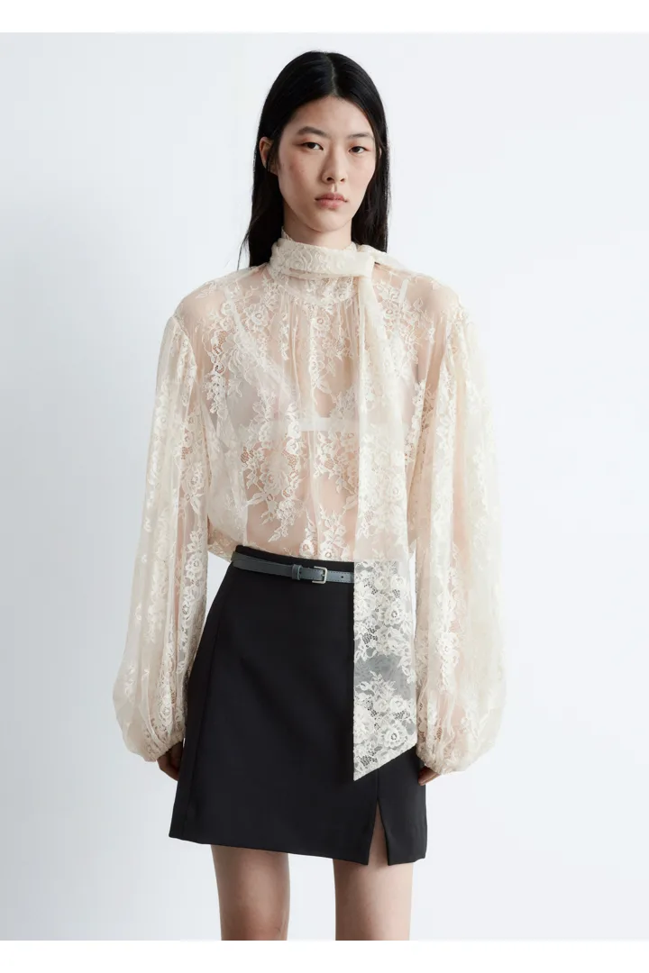 앤아더스토리즈 하이 웨이스트 미니 스커트의 블랙컬러 ECOMLook입니다.