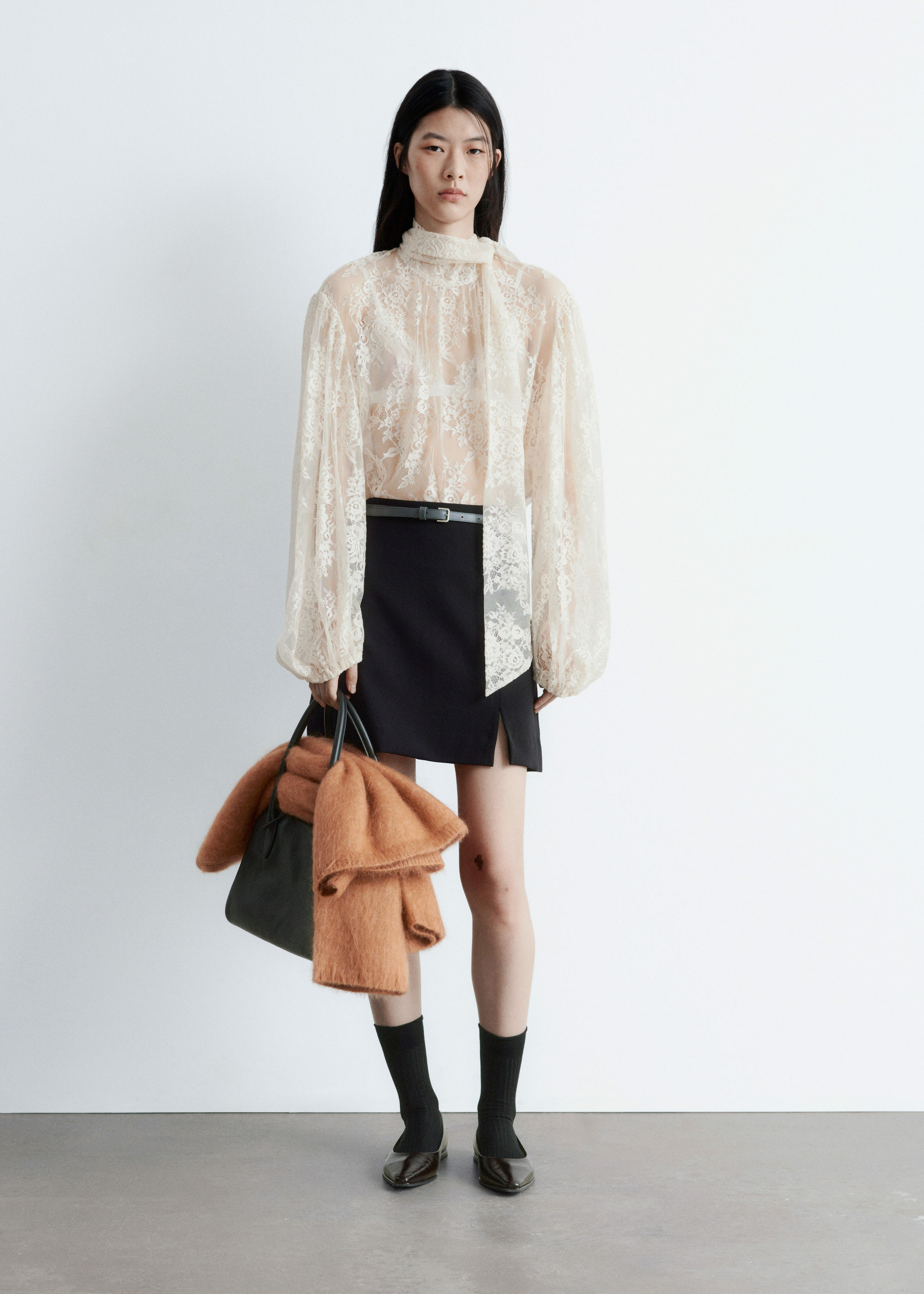 앤아더스토리즈 하이 웨이스트 미니 스커트의 블랙컬러 ECOMLook입니다.