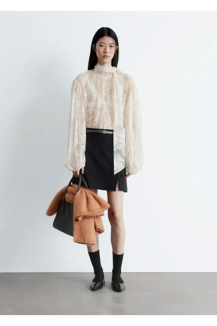 앤아더스토리즈 하이 웨이스트 미니 스커트의 블랙컬러 ECOMLook입니다.