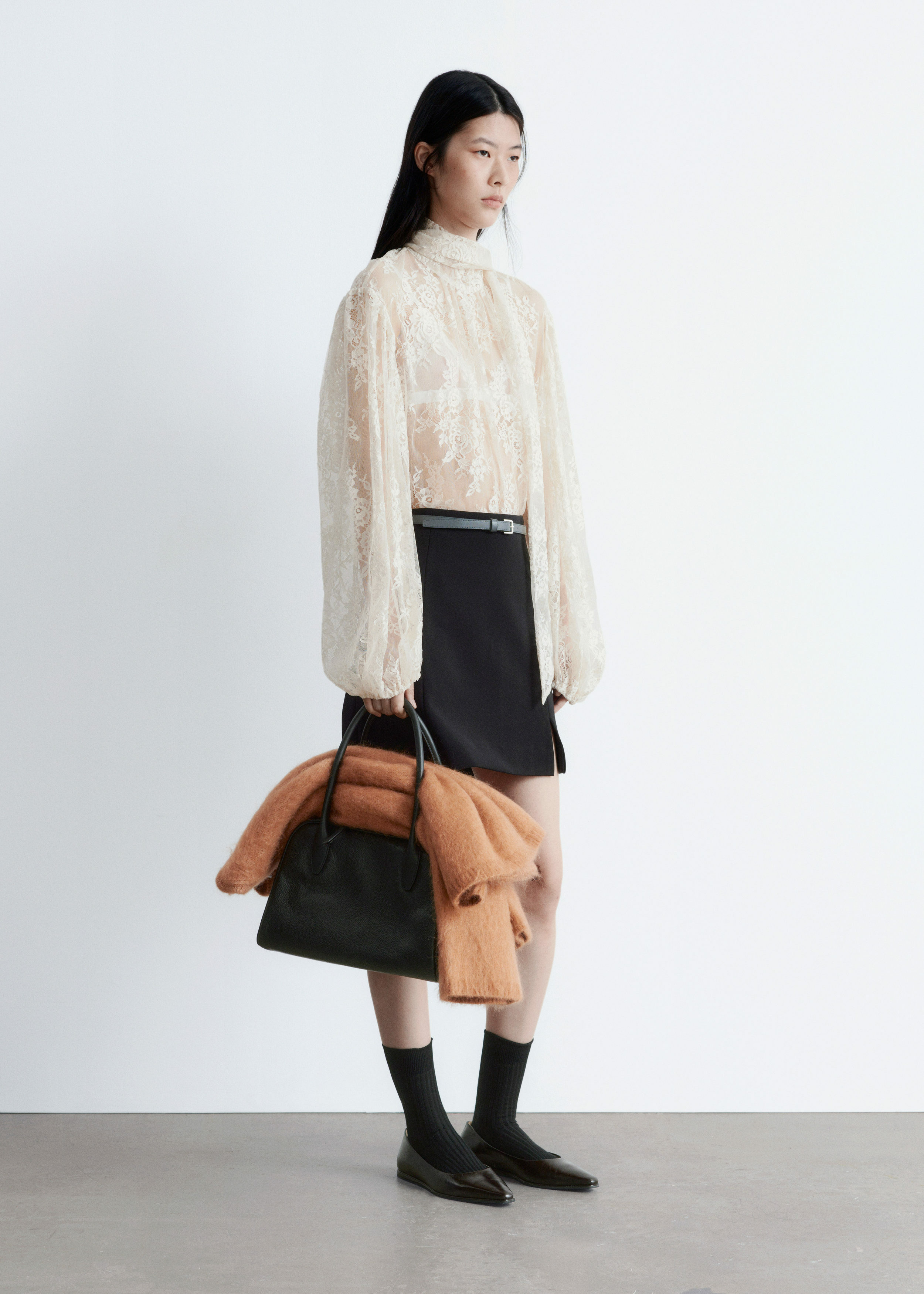 앤아더스토리즈 하이 웨이스트 미니 스커트의 블랙컬러 ECOMLook입니다.