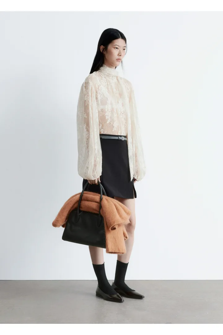 앤아더스토리즈 하이 웨이스트 미니 스커트의 블랙컬러 ECOMLook입니다.