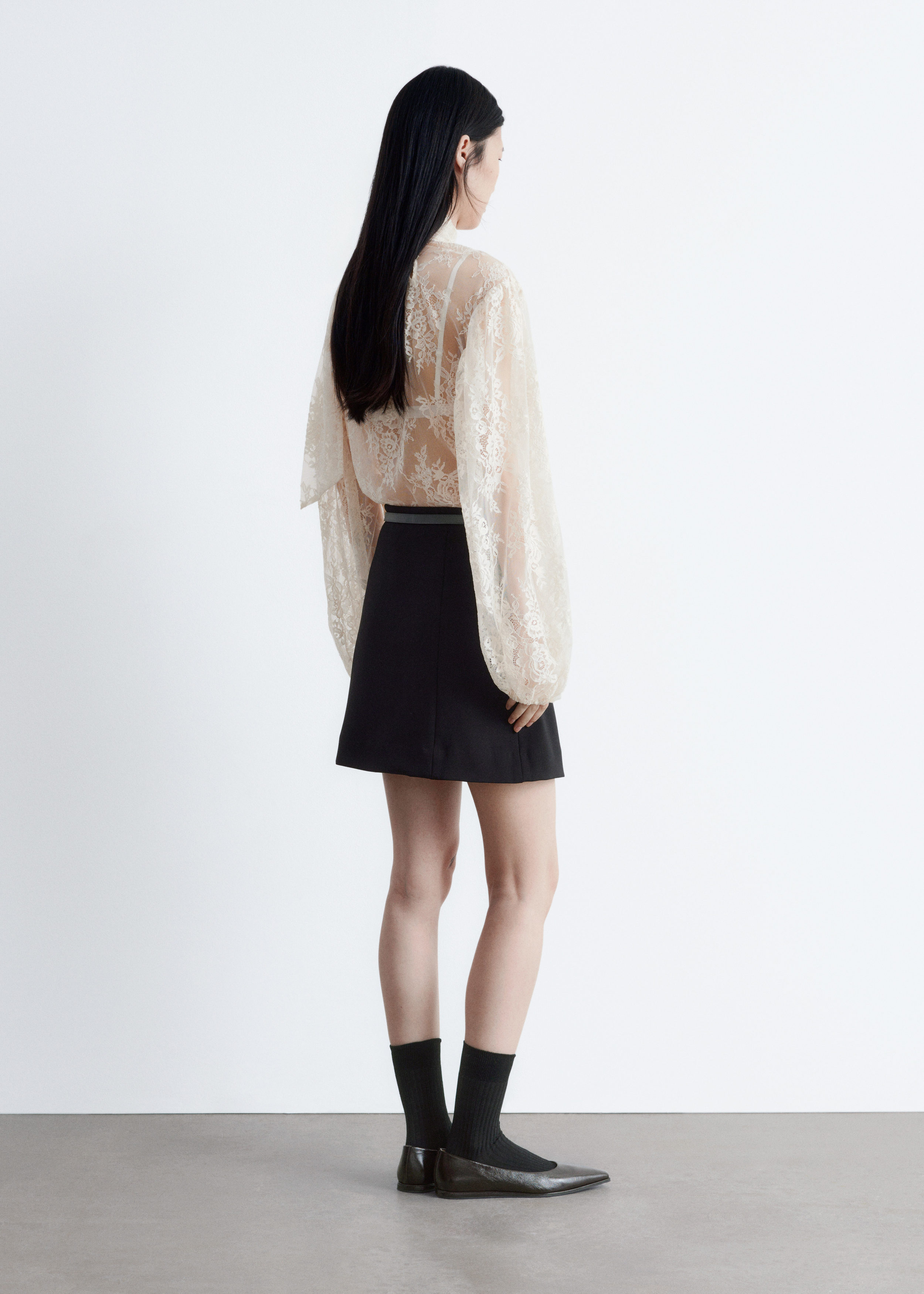 앤아더스토리즈 하이 웨이스트 미니 스커트의 블랙컬러 ECOMLook입니다.