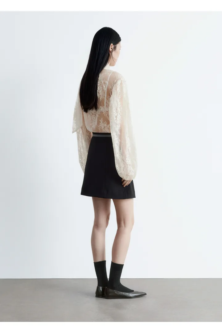 앤아더스토리즈 하이 웨이스트 미니 스커트의 블랙컬러 ECOMLook입니다.