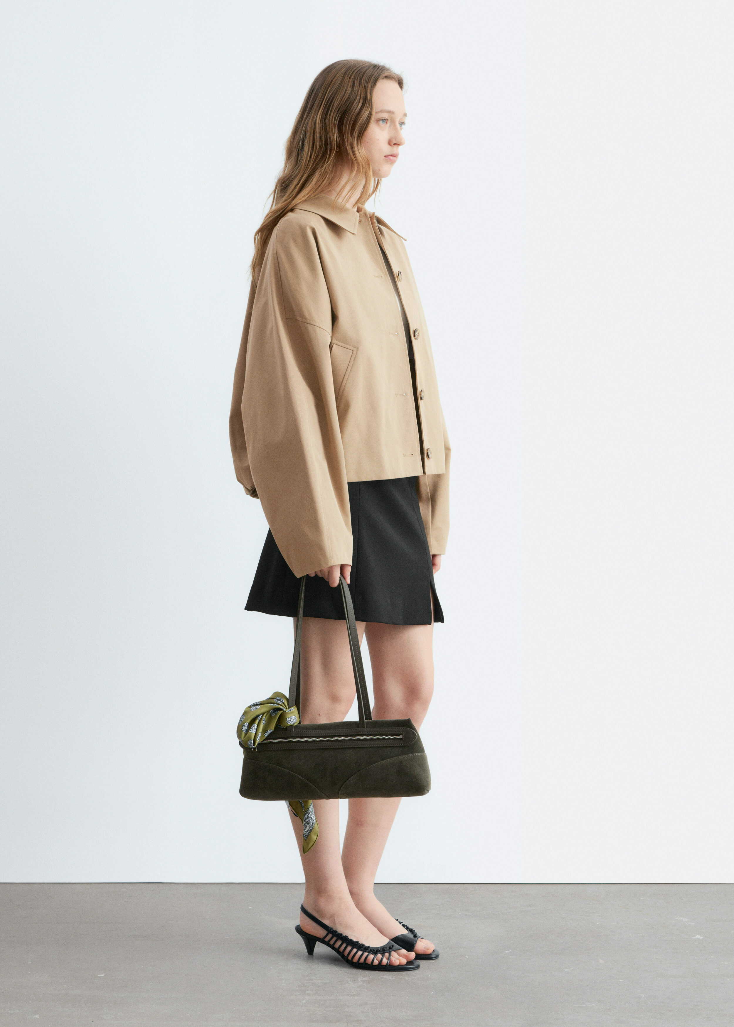 앤아더스토리즈 하이 웨이스트 미니 스커트의 블랙컬러 ECOMLook입니다.