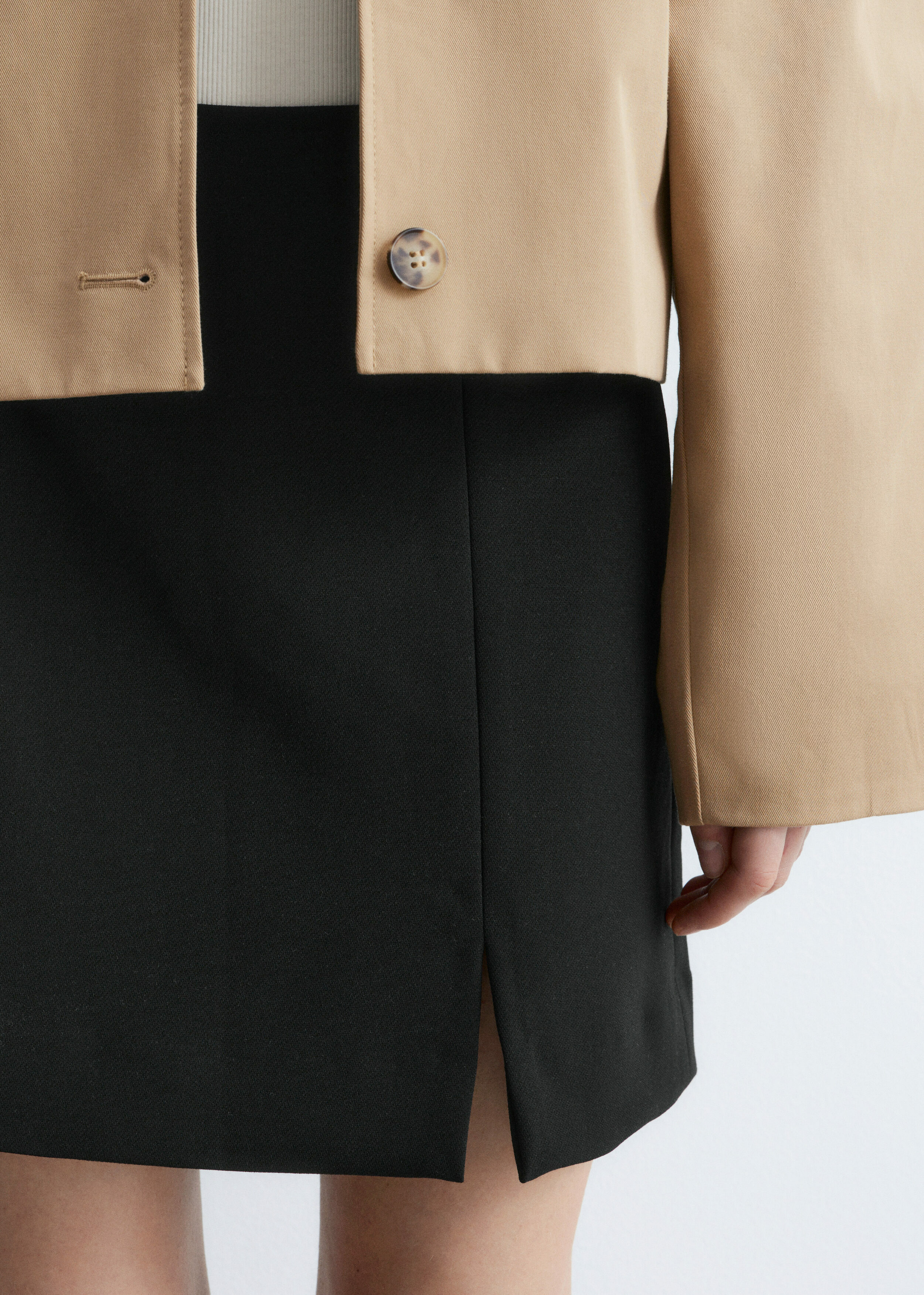 앤아더스토리즈 하이 웨이스트 미니 스커트의 블랙컬러 ECOMLook입니다.