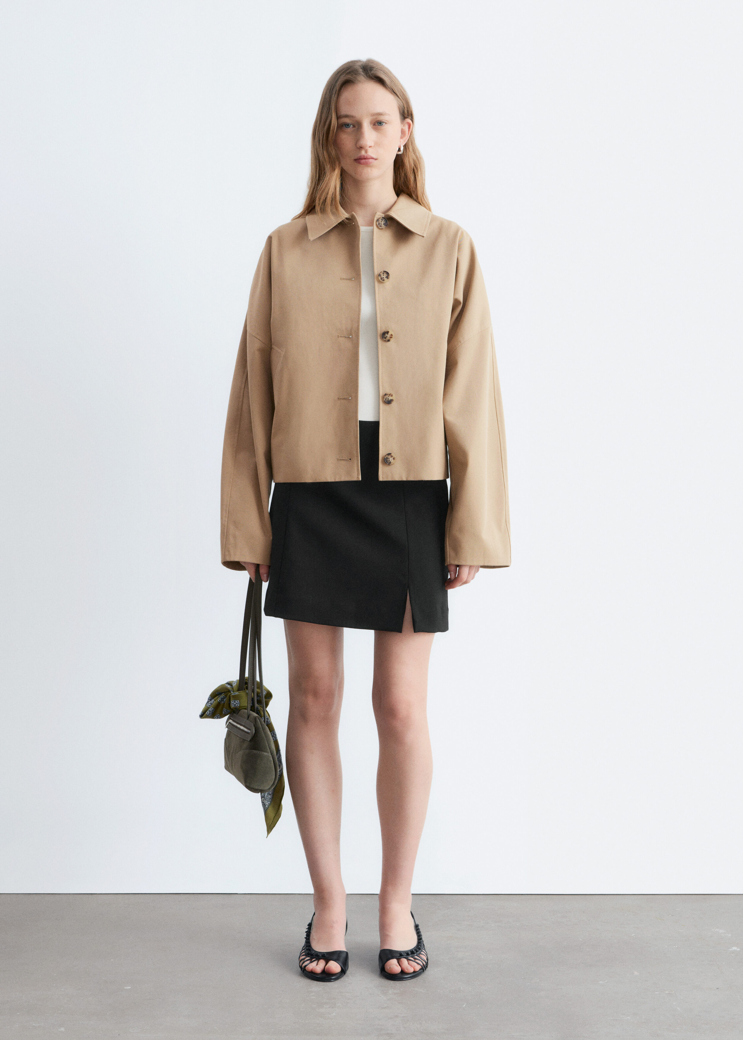 앤아더스토리즈 하이 웨이스트 미니 스커트의 블랙컬러 ECOMLook입니다.