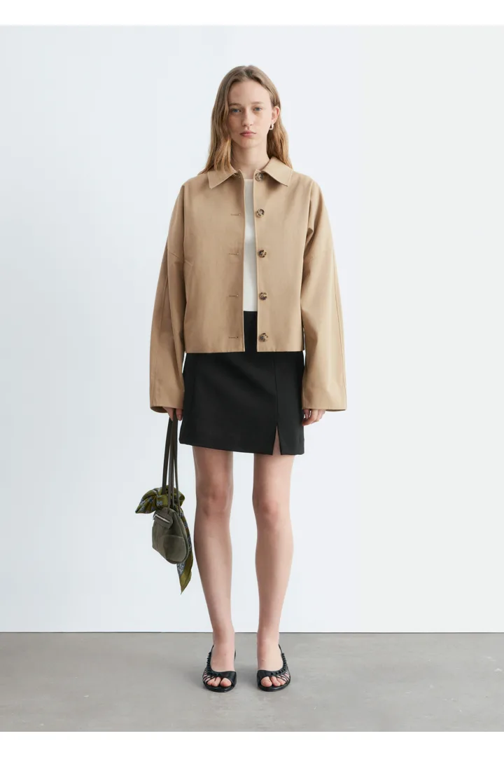 앤아더스토리즈 하이 웨이스트 미니 스커트의 블랙컬러 ECOMLook입니다.