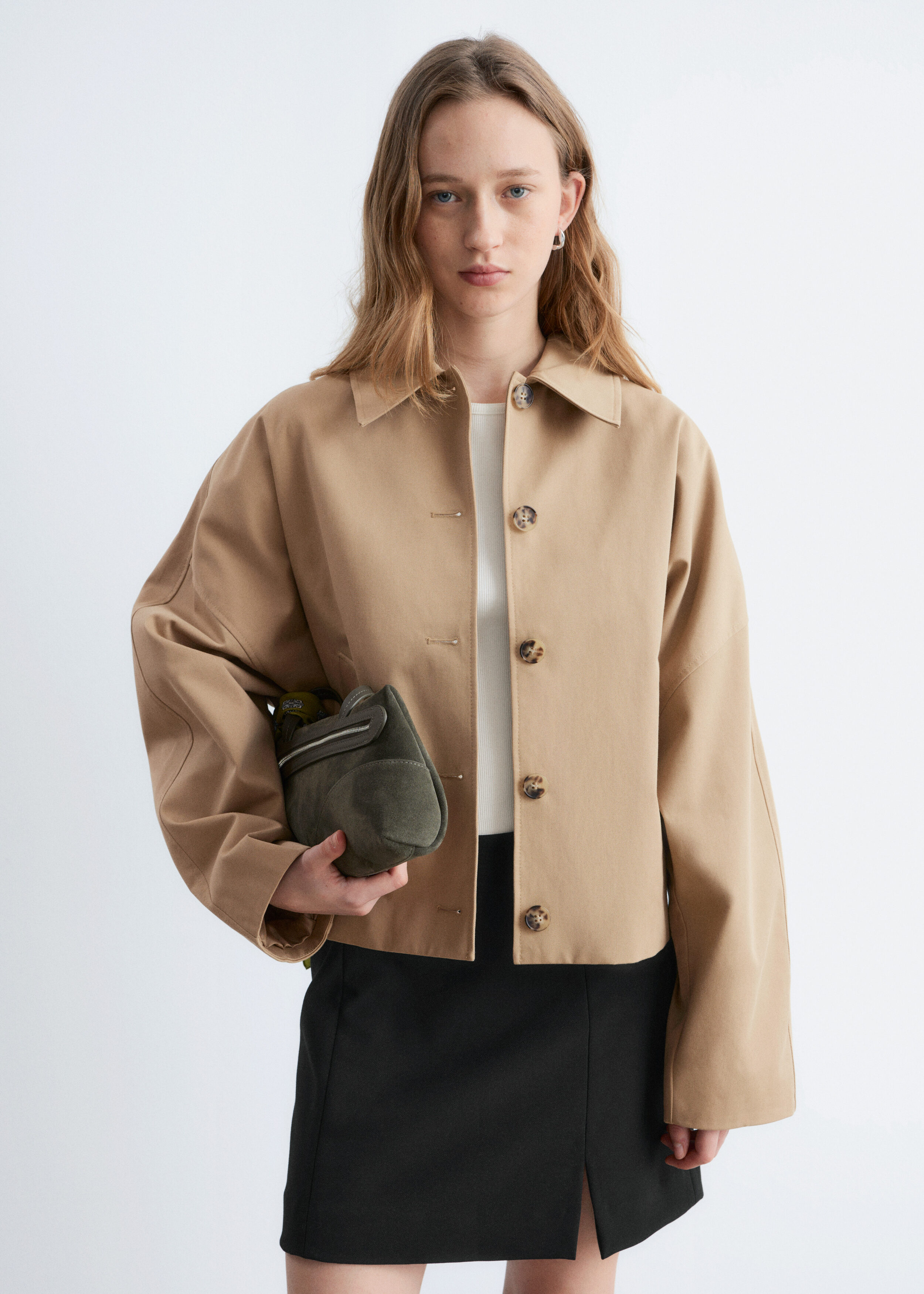 앤아더스토리즈 하이 웨이스트 미니 스커트의 블랙컬러 ECOMLook입니다.