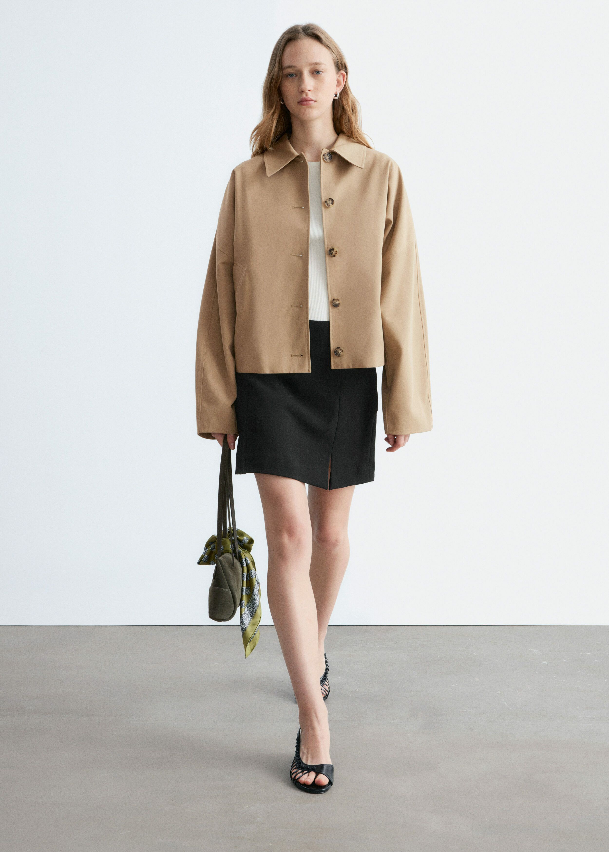 앤아더스토리즈 하이 웨이스트 미니 스커트의 블랙컬러 ECOMLook입니다.