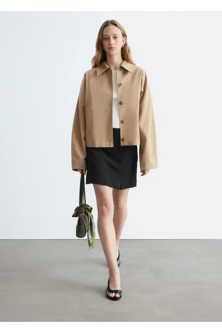 앤아더스토리즈 하이 웨이스트 미니 스커트의 블랙컬러 ECOMLook입니다.