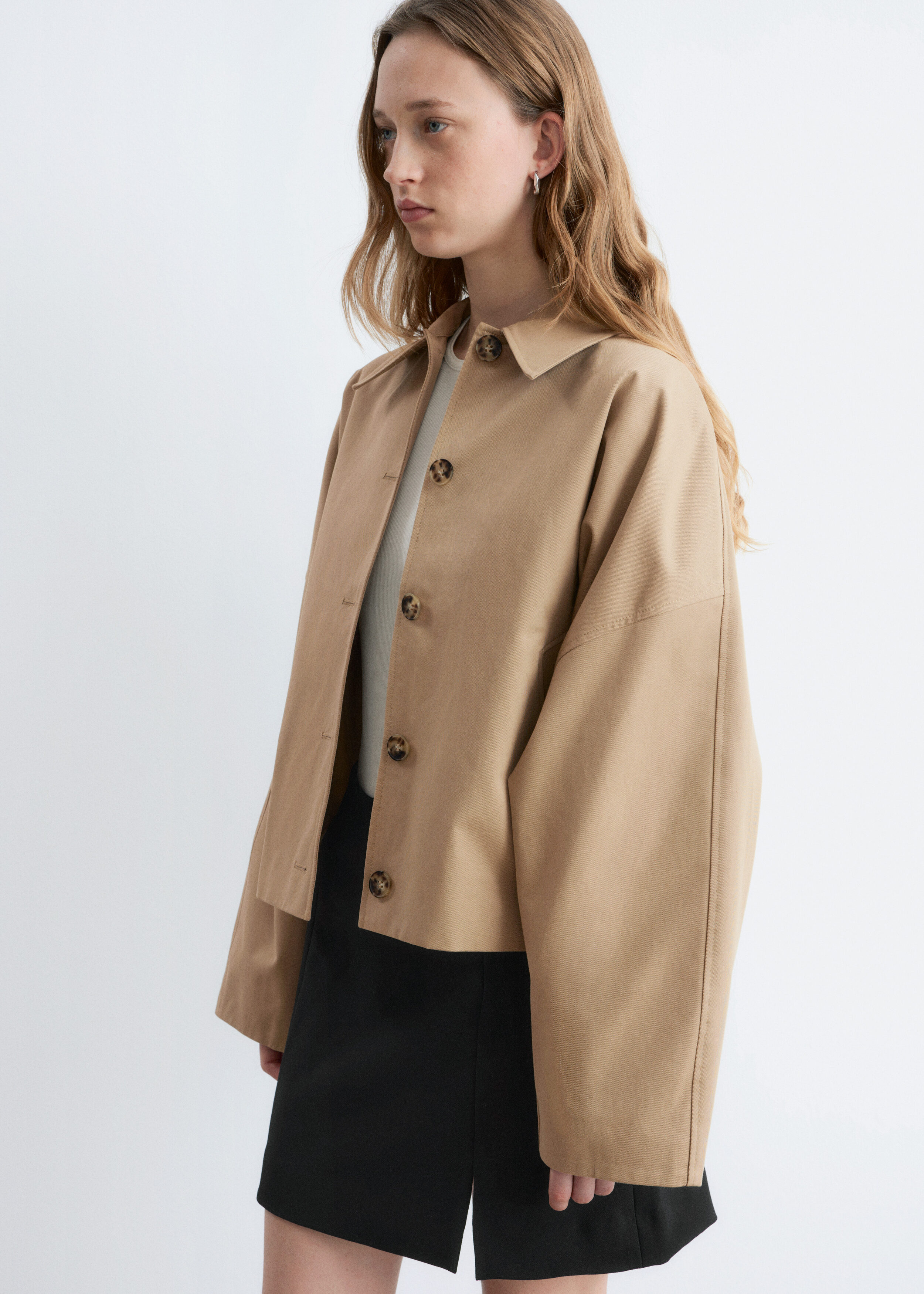 앤아더스토리즈 하이 웨이스트 미니 스커트의 블랙컬러 ECOMLook입니다.