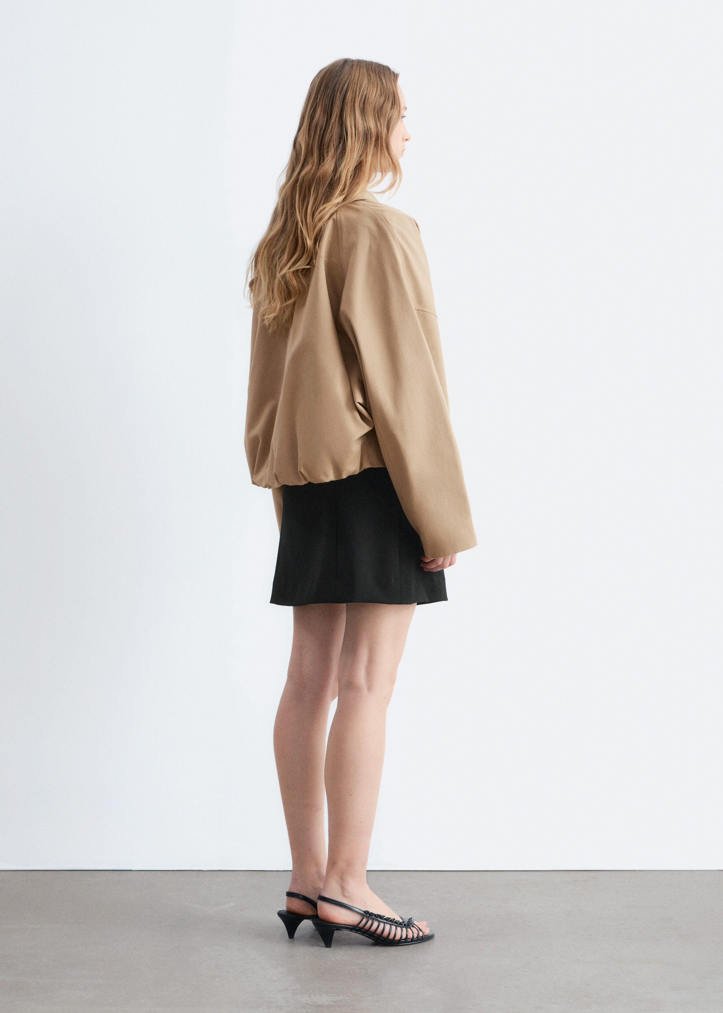 앤아더스토리즈 하이 웨이스트 미니 스커트의 블랙컬러 ECOMLook입니다.