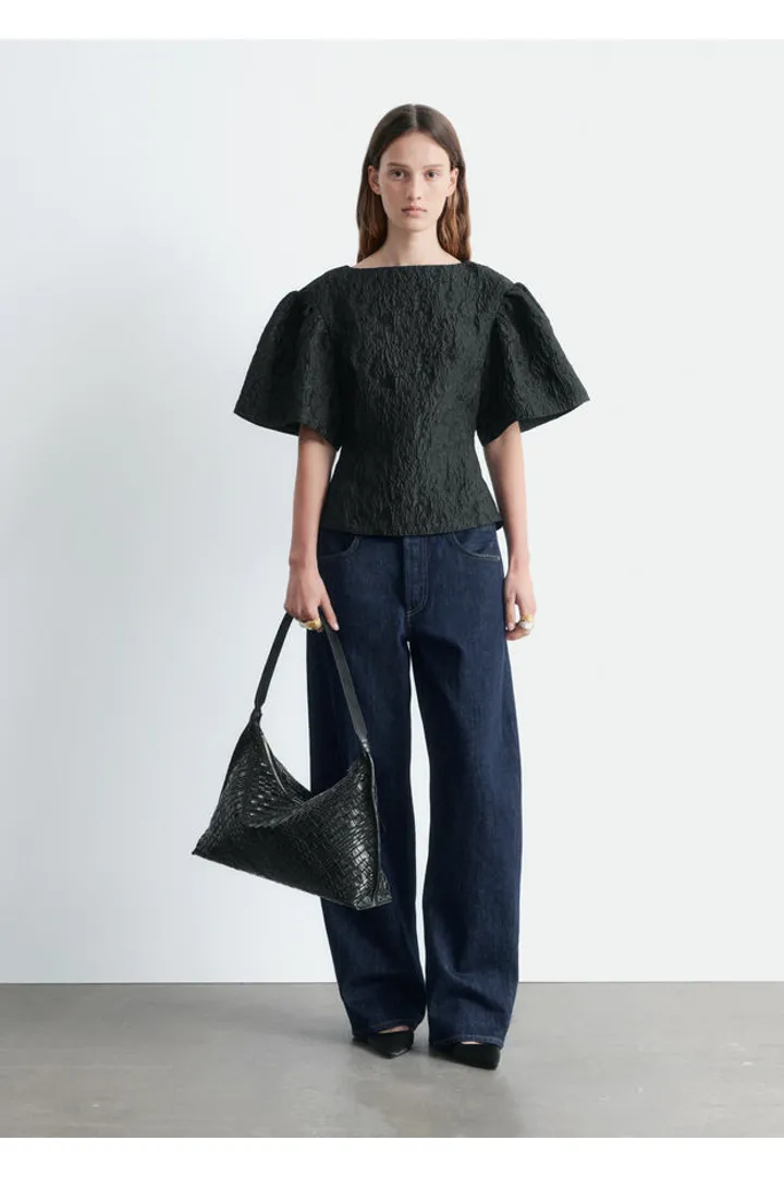 앤아더스토리즈 자카드 퍼프 슬리브 탑의 블랙컬러 ECOMLook입니다.