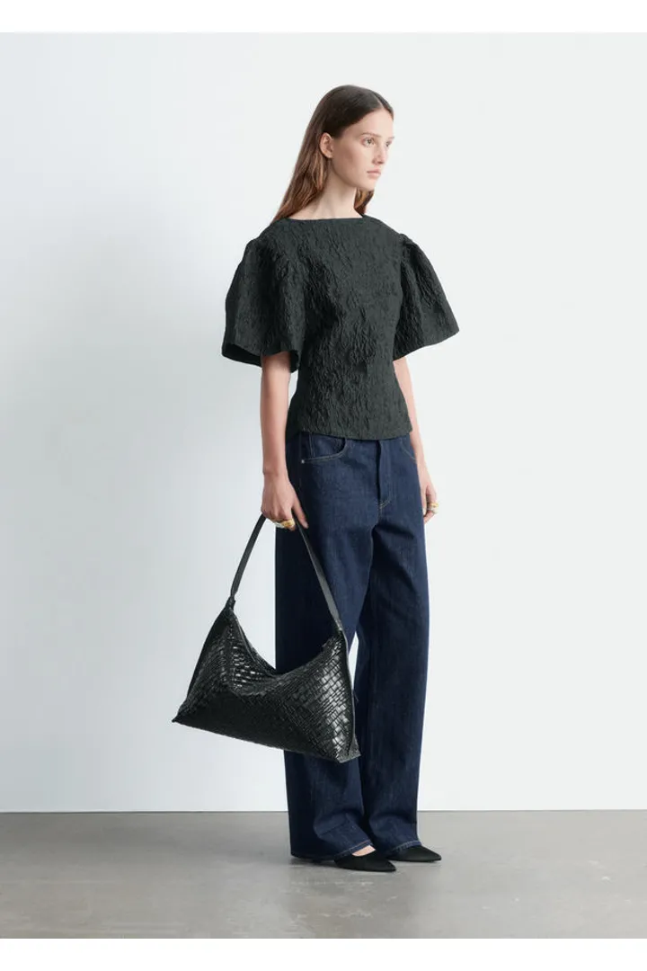 앤아더스토리즈 자카드 퍼프 슬리브 탑의 블랙컬러 ECOMLook입니다.