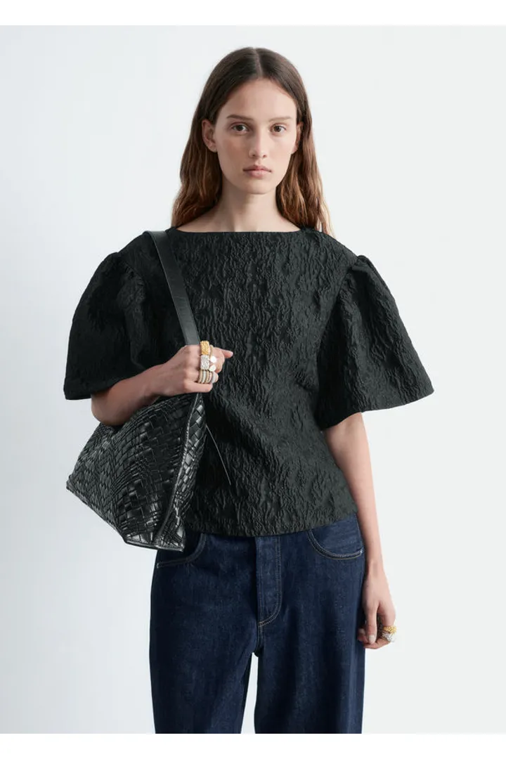 앤아더스토리즈 자카드 퍼프 슬리브 탑의 블랙컬러 ECOMLook입니다.