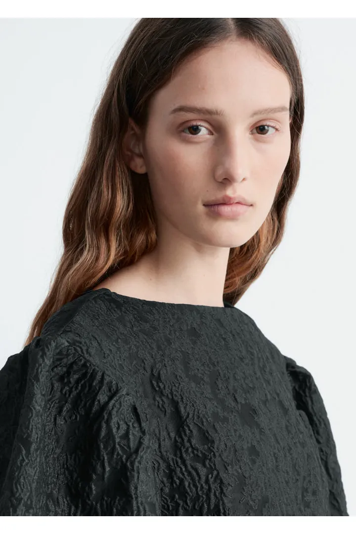 앤아더스토리즈 자카드 퍼프 슬리브 탑의 블랙컬러 ECOMLook입니다.