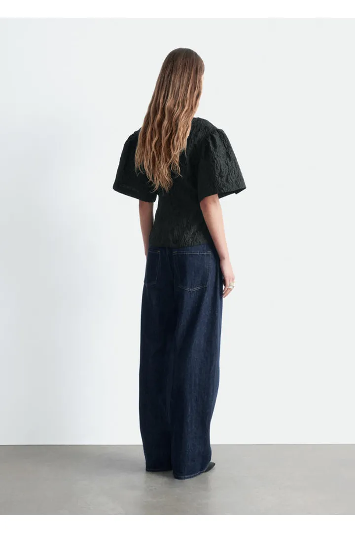 앤아더스토리즈 자카드 퍼프 슬리브 탑의 블랙컬러 ECOMLook입니다.