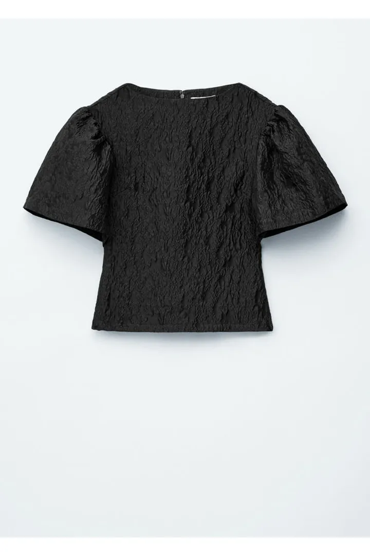 앤아더스토리즈 자카드 퍼프 슬리브 탑의 블랙컬러 Product입니다.