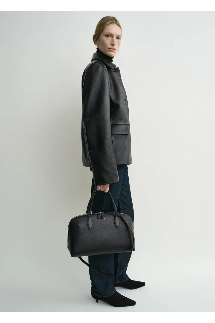 TOTEME 그레인드 레더 재킷 블랙의 블랙컬러 1번쨰 이미지입니다.