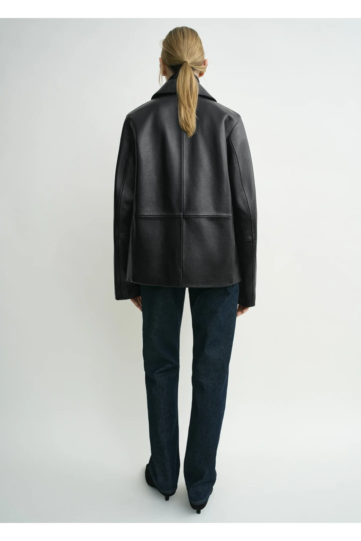 TOTEME 그레인드 레더 재킷 블랙의 블랙컬러 2번쨰 이미지입니다.