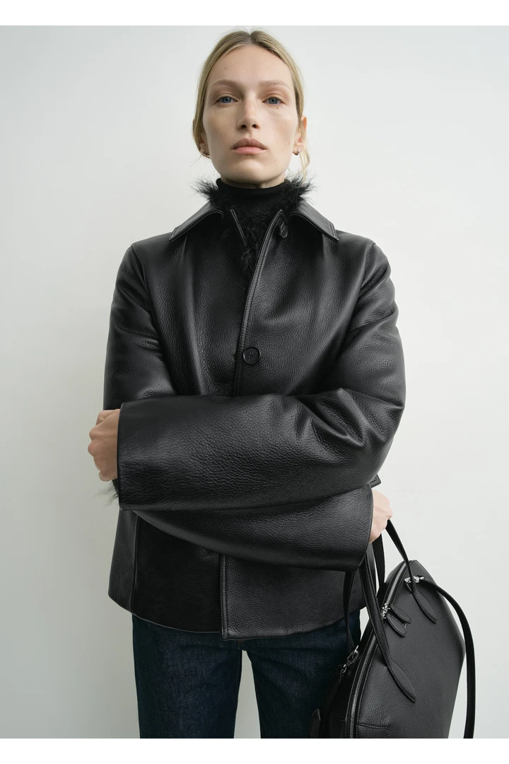 TOTEME 그레인드 레더 재킷 블랙의 블랙컬러 3번쨰 이미지입니다.