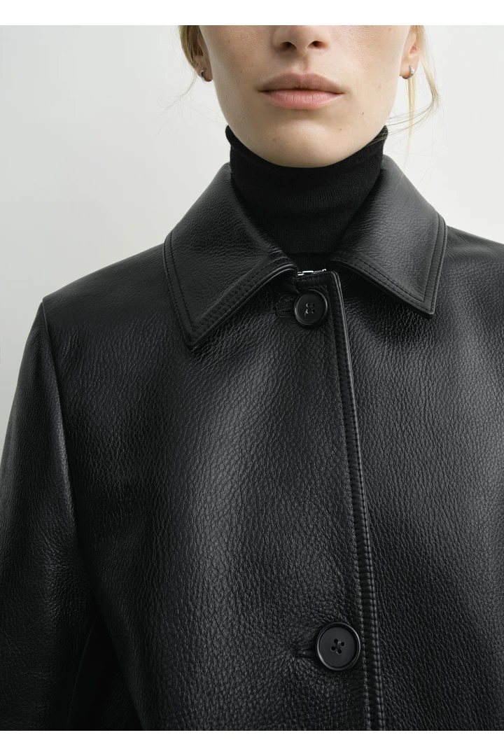 TOTEME 그레인드 레더 재킷 블랙의 블랙컬러 4번쨰 이미지입니다.