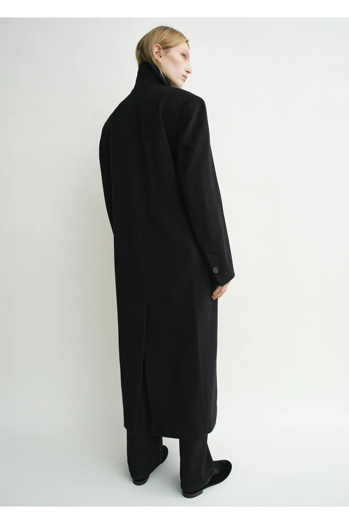 TOTEME 브로드 코트 블랙의 블랙컬러 2번쨰 이미지입니다.