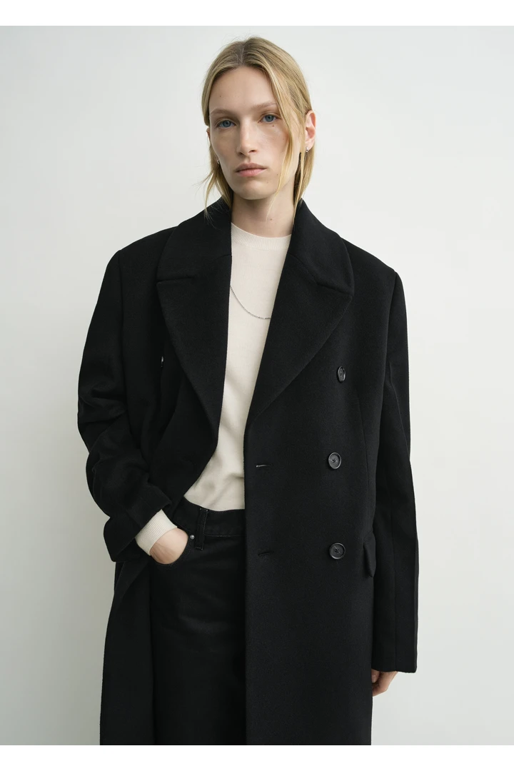 TOTEME 브로드 코트 블랙의 블랙컬러 3번쨰 이미지입니다.