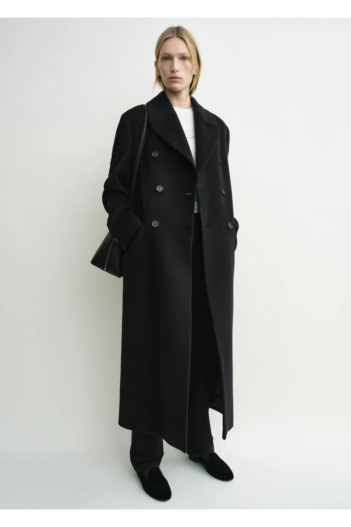 TOTEME 브로드 코트 블랙의 블랙컬러 4번쨰 이미지입니다.