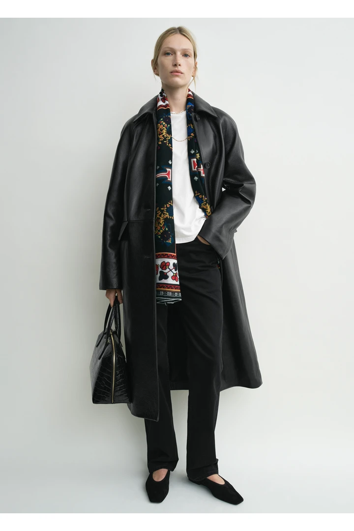 TOTEME 래글런 레더 코트 블랙의 블랙컬러 0번쨰 이미지입니다.