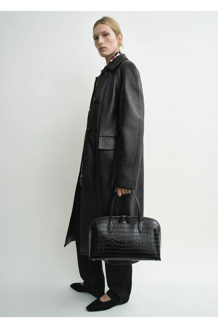 TOTEME 래글런 레더 코트 블랙의 블랙컬러 1번쨰 이미지입니다.