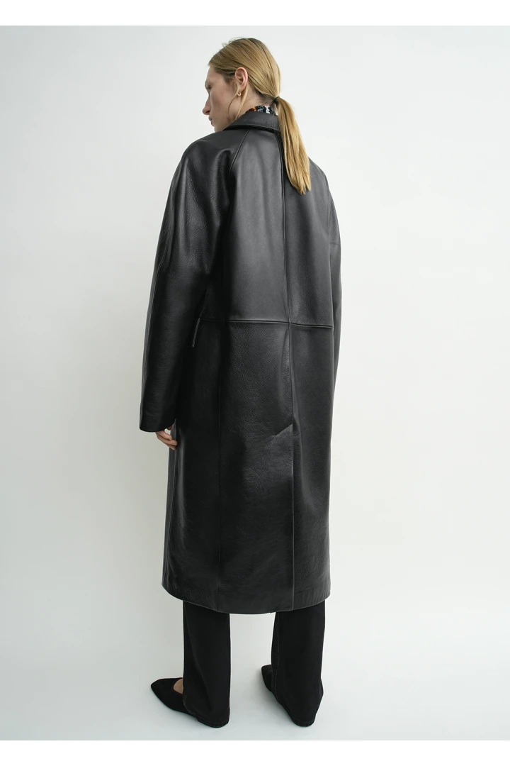 TOTEME 래글런 레더 코트 블랙의 블랙컬러 2번쨰 이미지입니다.