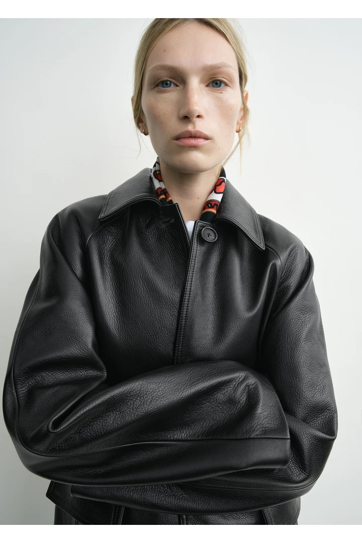 TOTEME 래글런 레더 코트 블랙의 블랙컬러 3번쨰 이미지입니다.