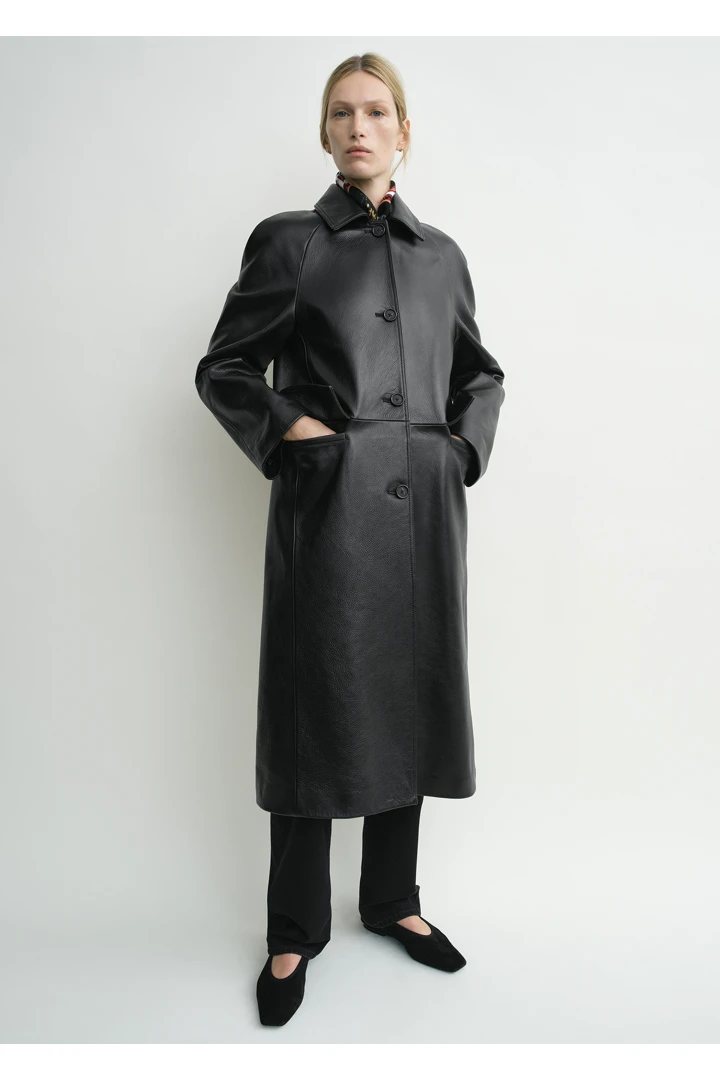 TOTEME 래글런 레더 코트 블랙의 블랙컬러 4번쨰 이미지입니다.