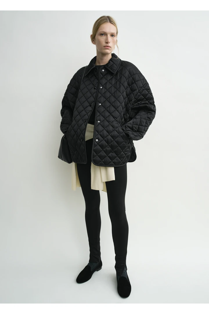 TOTEME 칼라드 퀼티드 재킷 블랙의 블랙컬러 0번쨰 이미지입니다.