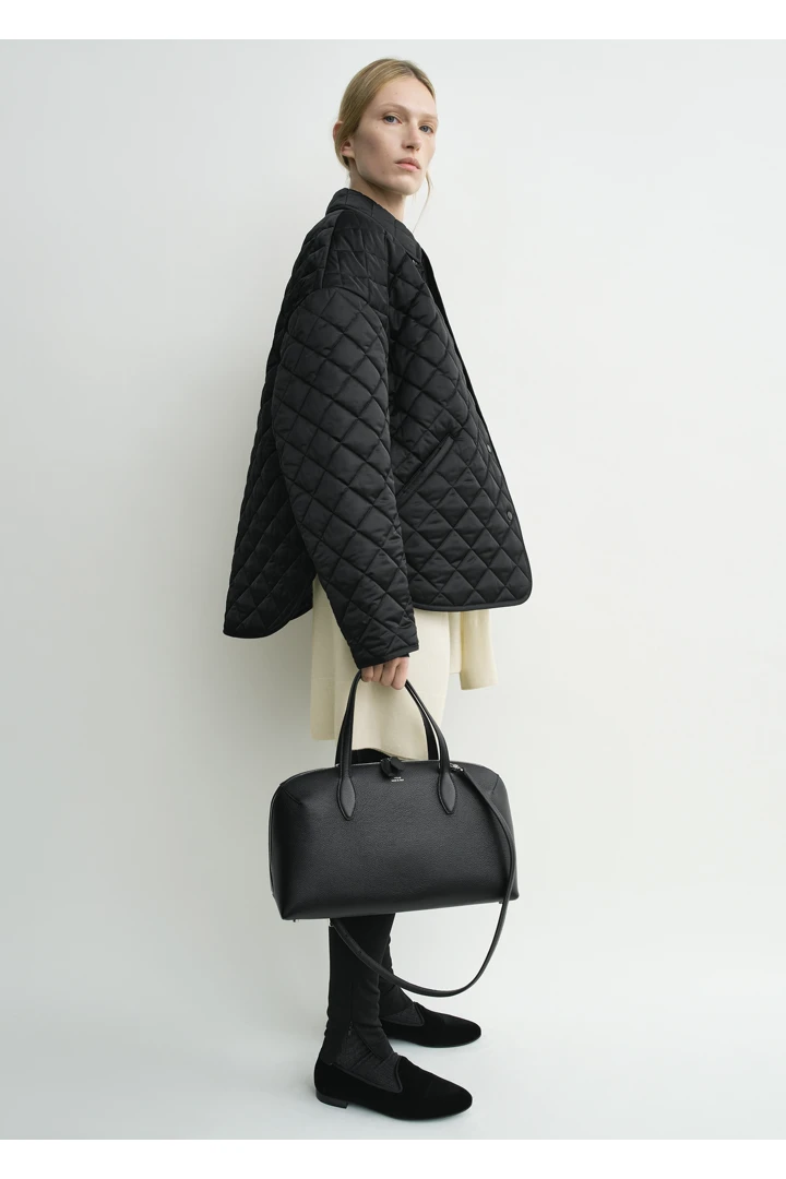 TOTEME 칼라드 퀼티드 재킷 블랙의 블랙컬러 1번쨰 이미지입니다.